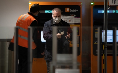 Un usuari de Renfe amb mascareta, en una imatge d'arxiu/ Roger Benet